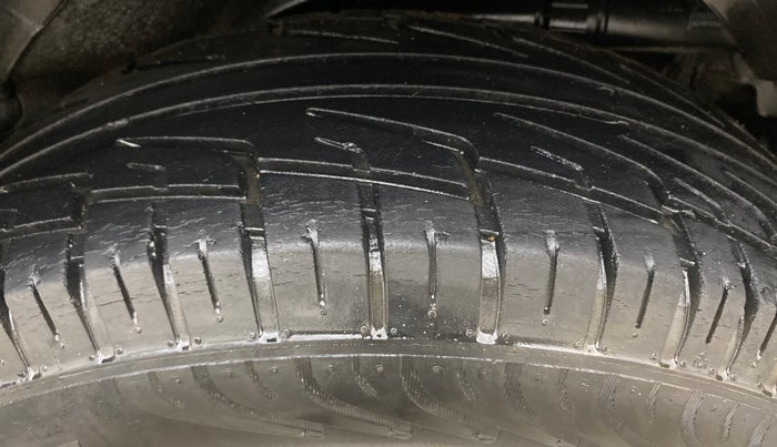 2014 Mahindra XUV500 W4, Diesel, Manual, 97,189 km, Left Rear Tyre Tread