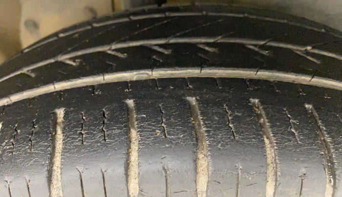 2013 Maruti Ertiga VXI, Petrol, Manual, 25,506 km, Right Rear Tyre Tread