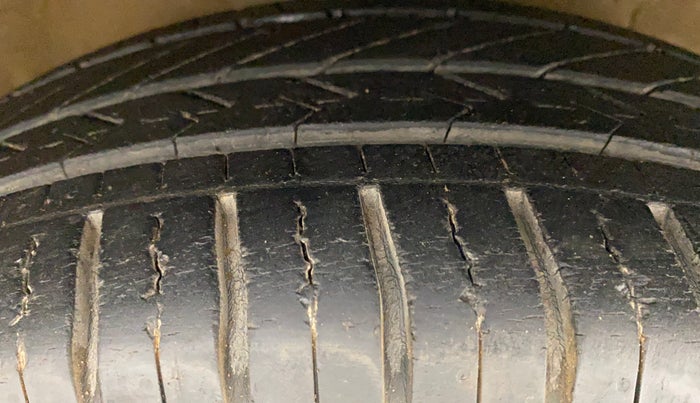 2013 Maruti Ertiga VXI, Petrol, Manual, 25,506 km, Right Front Tyre Tread
