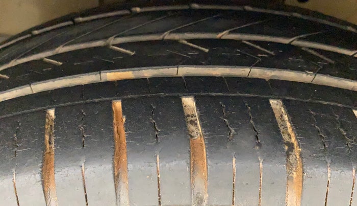2013 Maruti Ertiga VXI, Petrol, Manual, 25,506 km, Left Rear Tyre Tread