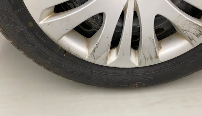 2013 Maruti Ertiga VXI, Petrol, Manual, 25,506 km, Left front tyre - Minor crack