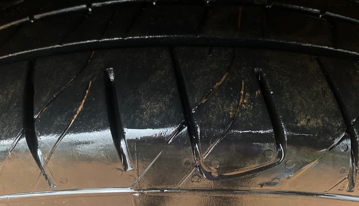 2019 Mahindra XUV300 W8 (O) 1.5 DIESEL, Diesel, Manual, 74,003 km, Right Front Tyre Tread
