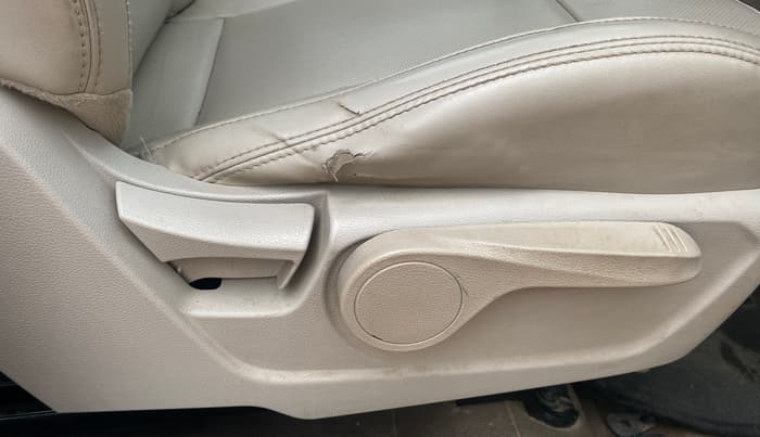 2019 Mahindra XUV300 W8 (O) 1.5 DIESEL, Diesel, Manual, 74,003 km, Driver Side Adjustment Panel