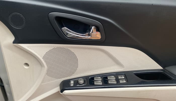 2019 Mahindra XUV300 W8 (O) 1.5 DIESEL, Diesel, Manual, 74,003 km, Driver Side Door Panels Control