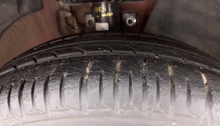 2012 Skoda Rapid AMBITION 1.6 TDI CR MT, Diesel, Manual, 85,438 km, Right Front Tyre Tread