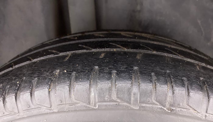 2012 Skoda Rapid AMBITION 1.6 TDI CR MT, Diesel, Manual, 85,438 km, Right Rear Tyre Tread