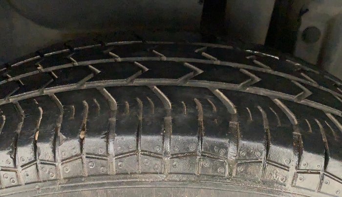 2014 Maruti Swift Dzire VXI, Petrol, Manual, 43,281 km, Left Front Tyre Tread