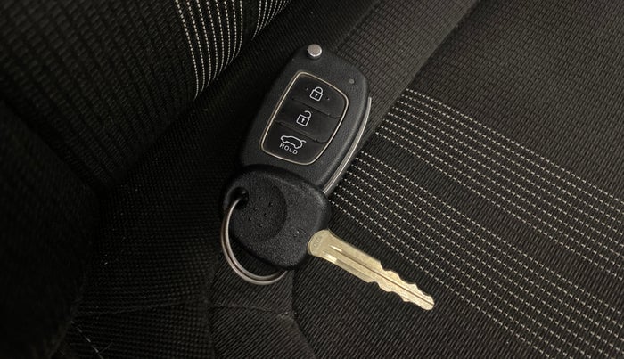 2020 Hyundai VENUE SX 1.0 TURBO IMT, Petrol, Manual, 63,032 km, Key Close Up