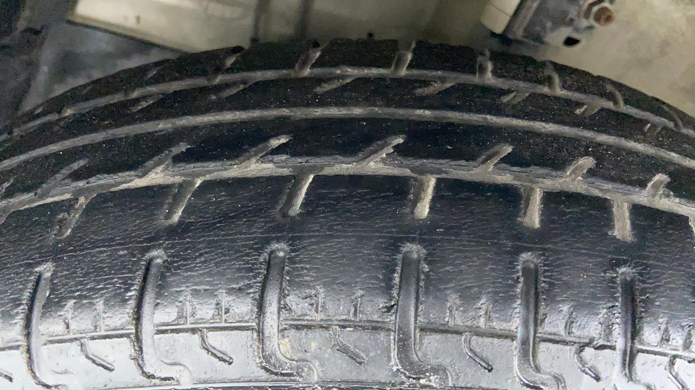 2017 Maruti Swift LXI (O), Petrol, Manual, 43,232 km, Left Front Tyre Tread