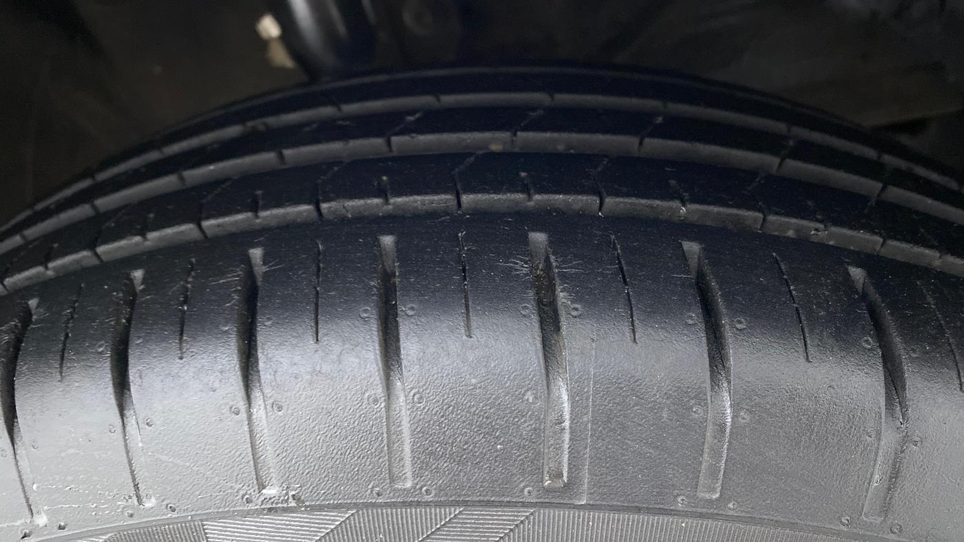 2018 Maruti Swift ZXI (AMT), Petrol, Automatic, 42,761 km, Right Front Tyre Tread