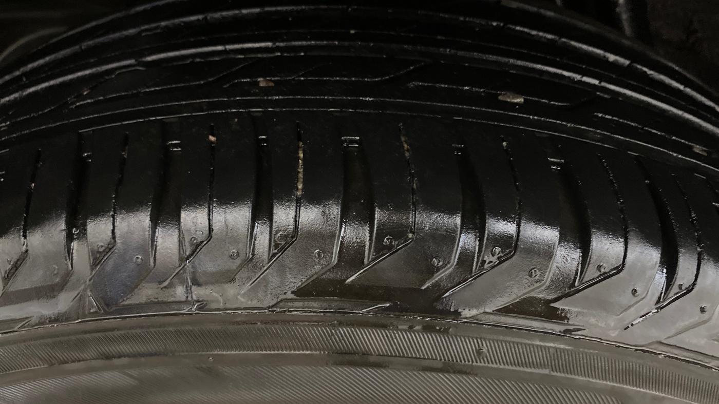 2018 Renault Duster RXS CVT, Petrol, Automatic, 1,22,948 km, Right Rear Tyre Tread