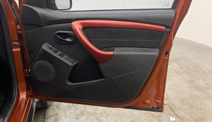 2018 Renault Duster RXS CVT, Petrol, Automatic, 1,22,948 km, Driver Side Door Panels Control