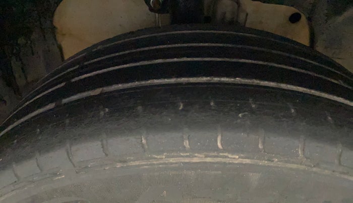 2014 Ford Ecosport AMBIENTE 1.5L PETROL, Petrol, Manual, 1,44,750 km, Right Front Tyre Tread