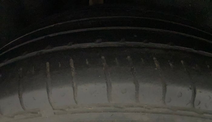 2014 Ford Ecosport AMBIENTE 1.5L PETROL, Petrol, Manual, 1,44,750 km, Right Rear Tyre Tread