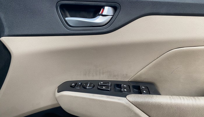 2018 Hyundai Verna 1.6 SX (O) CRDI MT, Diesel, Manual, 68,211 km, Driver Side Door Panels Control