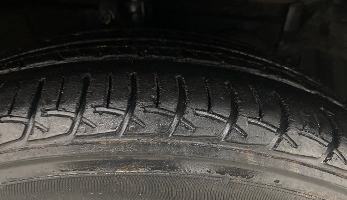 2020 Maruti Ciaz DELTA AT 1.5 SHVS PETROL, Petrol, Automatic, 1,38,064 km, Right Front Tyre Tread