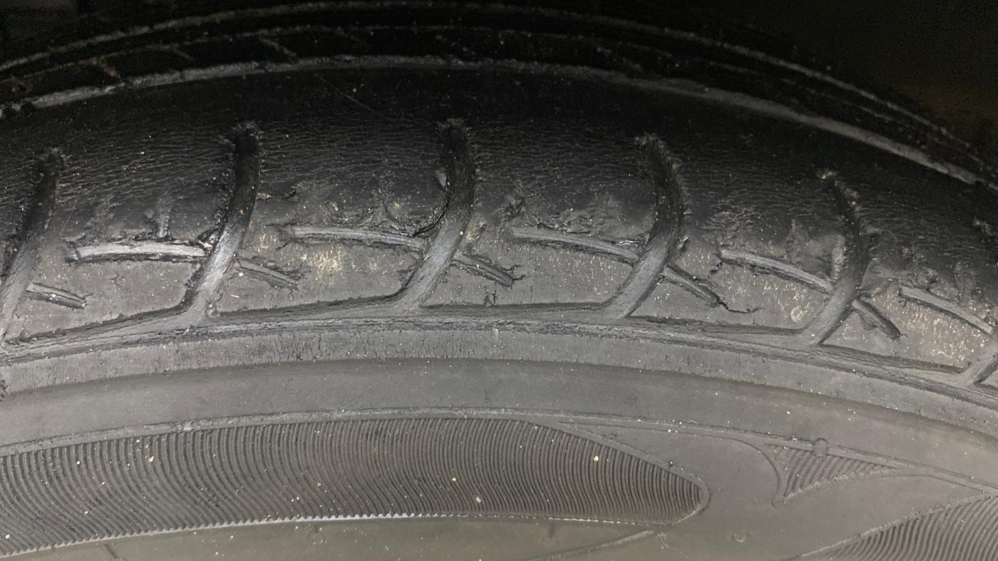 2020 Maruti Ciaz DELTA AT 1.5 SHVS PETROL, Petrol, Automatic, 1,38,064 km, Left Front Tyre Tread