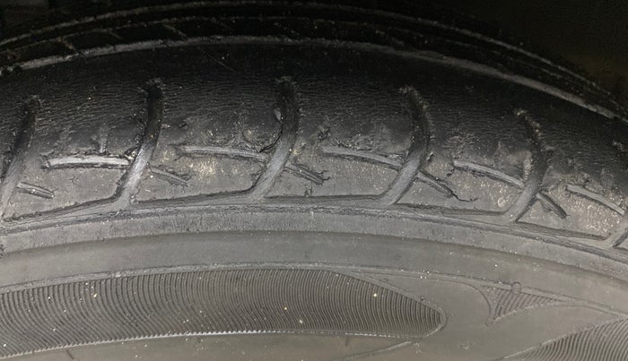 2020 Maruti Ciaz DELTA AT 1.5 SHVS PETROL, Petrol, Automatic, 1,38,064 km, Left Front Tyre Tread