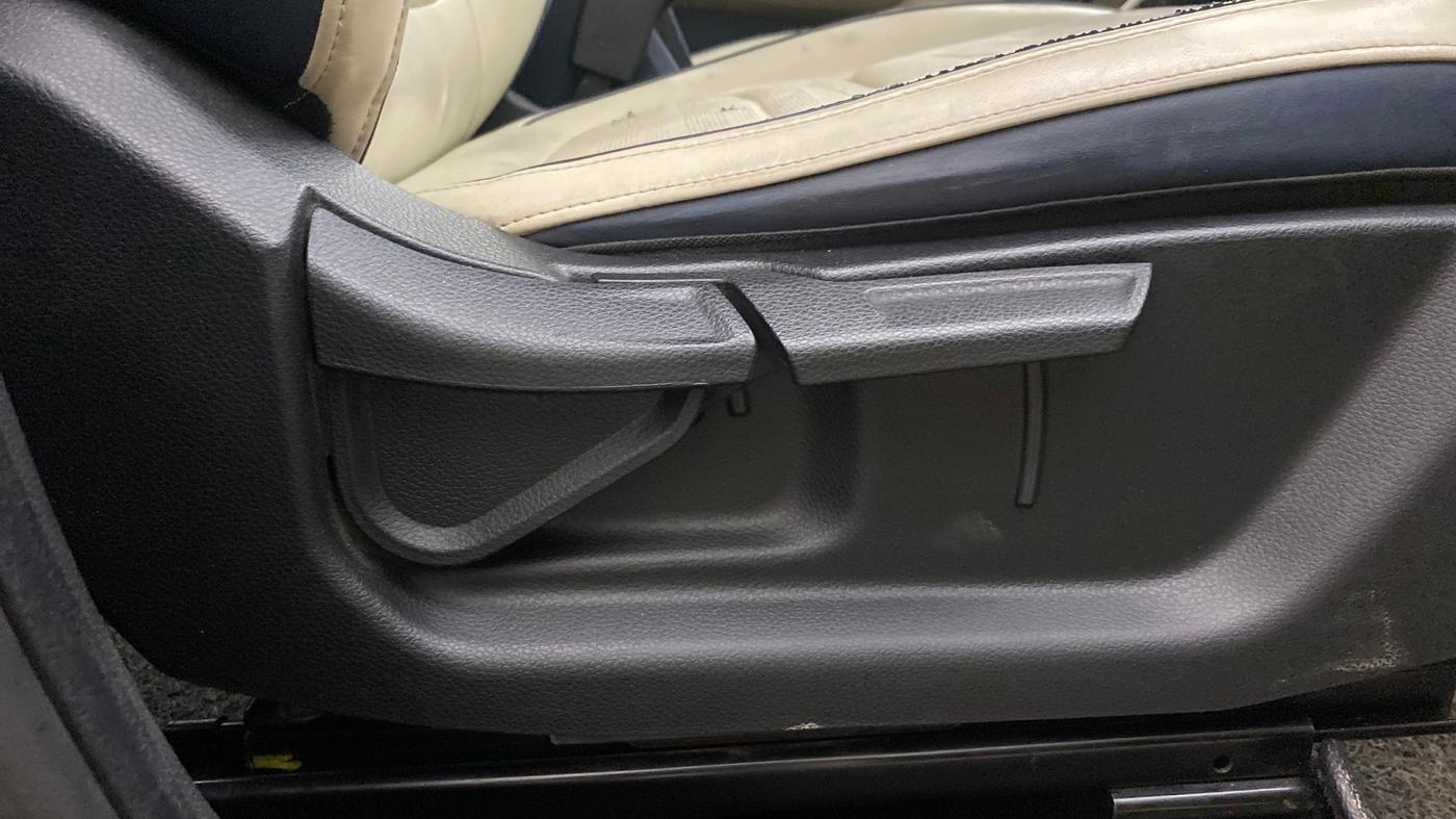 2022 KIA CARENS LUXURY PLUS 1.4 PETROL 7 STR, Petrol, Manual, 61,668 km, Driver Side Adjustment Panel