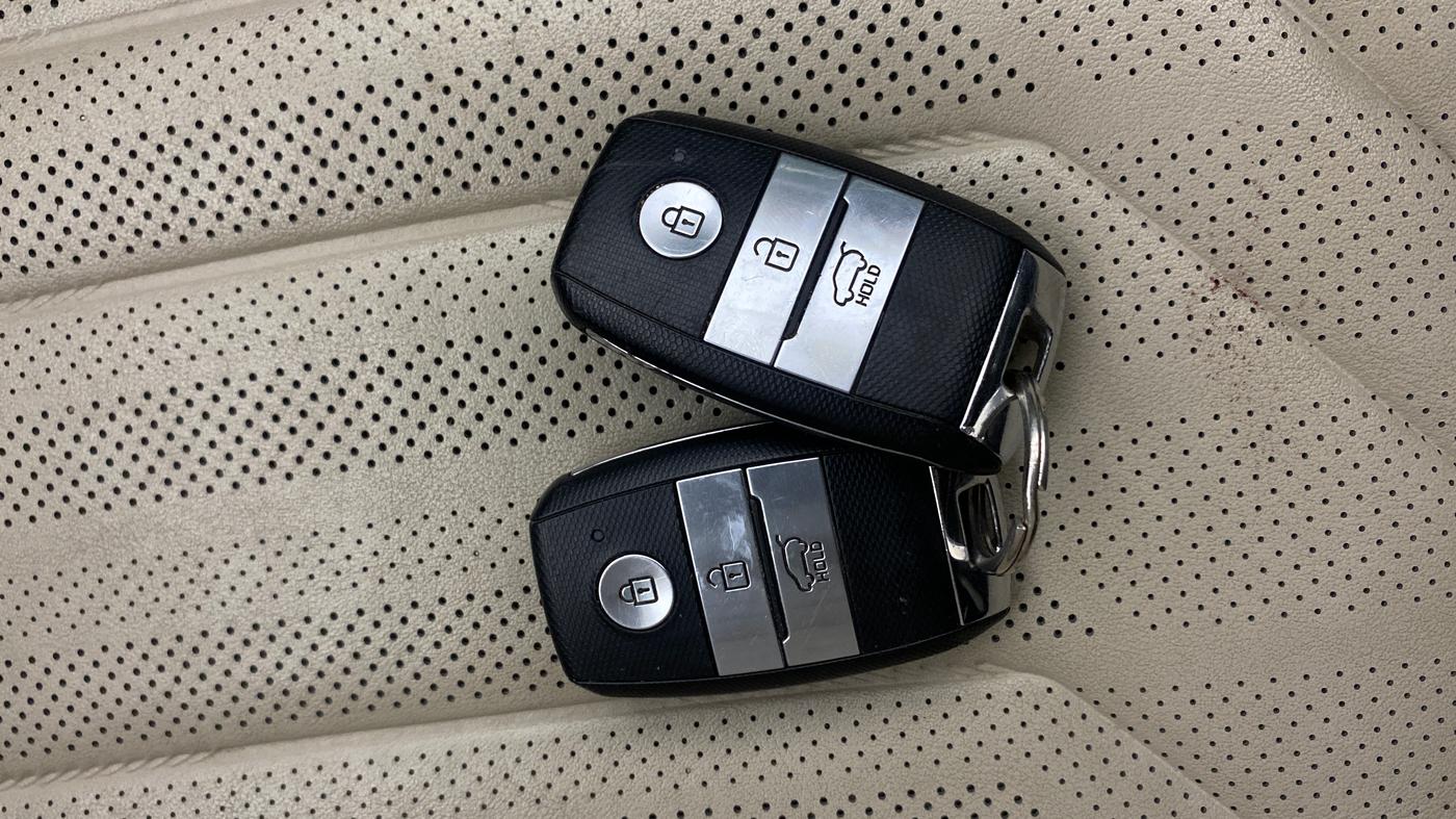 2022 KIA CARENS LUXURY PLUS 1.4 PETROL 7 STR, Petrol, Manual, 61,668 km, Key Close Up