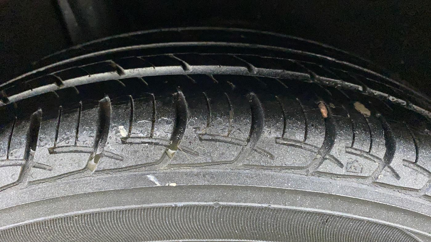 2016 Maruti Baleno DELTA PETROL 1.2, Petrol, Manual, 33,011 km, Right Rear Tyre Tread