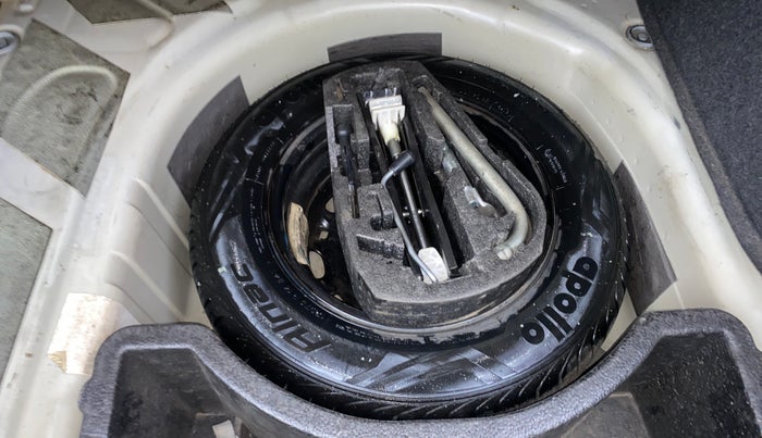 2013 Skoda Rapid AMBITION 1.6 TDI CR MT PLUS ALLOY, Diesel, Manual, 1,19,608 km, Spare Tyre