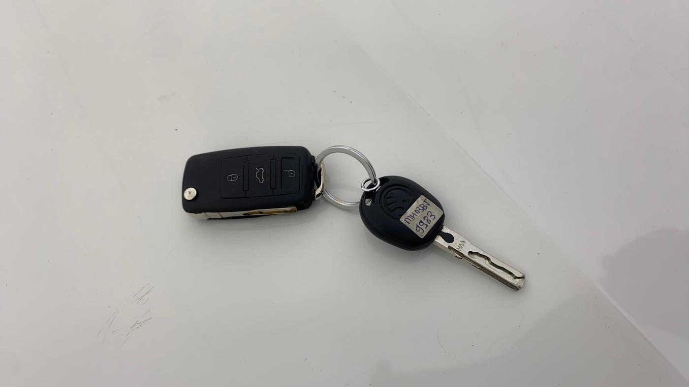 2013 Skoda Rapid AMBITION 1.6 TDI CR MT PLUS ALLOY, Diesel, Manual, 1,19,608 km, Key Close Up