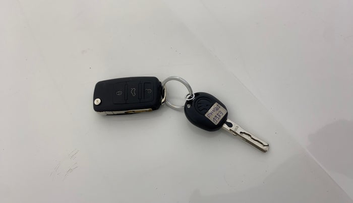 2013 Skoda Rapid AMBITION 1.6 TDI CR MT PLUS ALLOY, Diesel, Manual, 1,19,608 km, Key Close Up