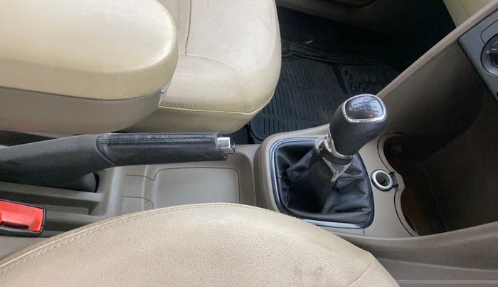 2013 Skoda Rapid AMBITION 1.6 TDI CR MT PLUS ALLOY, Diesel, Manual, 1,19,608 km, Gear Lever