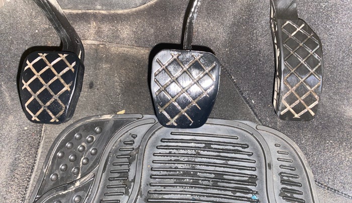 2013 Skoda Rapid AMBITION 1.6 TDI CR MT PLUS ALLOY, Diesel, Manual, 1,19,608 km, Pedals