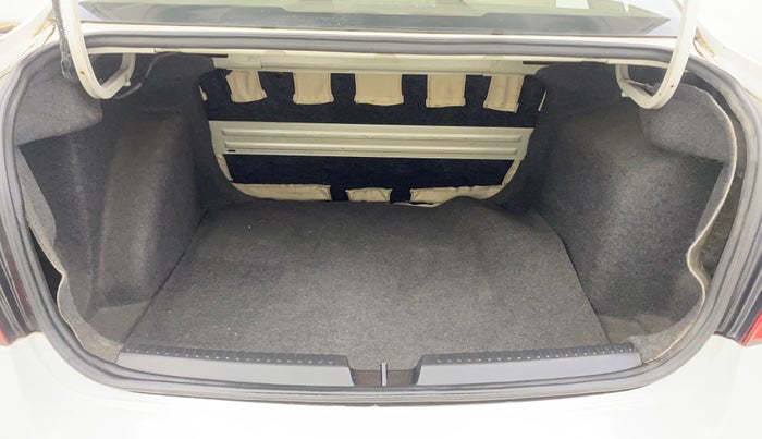 2013 Skoda Rapid AMBITION 1.6 TDI CR MT PLUS ALLOY, Diesel, Manual, 1,19,608 km, Boot Inside