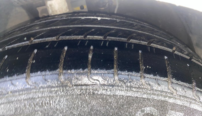 2013 Skoda Rapid AMBITION 1.6 TDI CR MT PLUS ALLOY, Diesel, Manual, 1,19,608 km, Left Front Tyre Tread