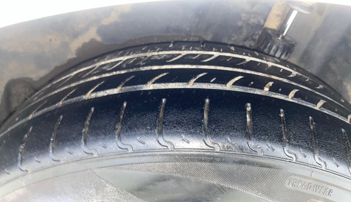 2013 Skoda Rapid AMBITION 1.6 TDI CR MT PLUS ALLOY, Diesel, Manual, 1,19,608 km, Left Rear Tyre Tread