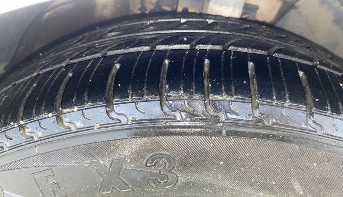 2013 Skoda Rapid AMBITION 1.6 TDI CR MT PLUS ALLOY, Diesel, Manual, 1,19,608 km, Right Front Tyre Tread