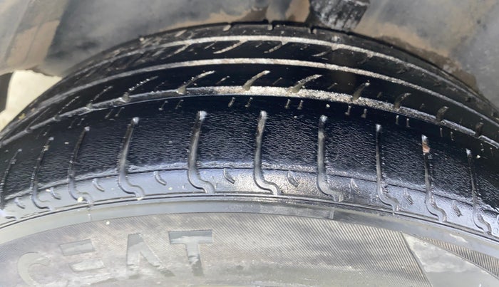 2013 Skoda Rapid AMBITION 1.6 TDI CR MT PLUS ALLOY, Diesel, Manual, 1,19,608 km, Right Rear Tyre Tread