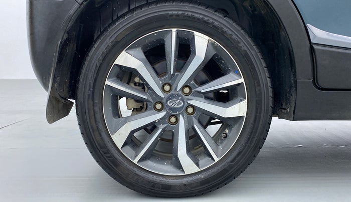 2019 Mahindra XUV300 W8 (O) Dual tone Diesel, Diesel, Manual, 30,833 km, Right Rear Wheel