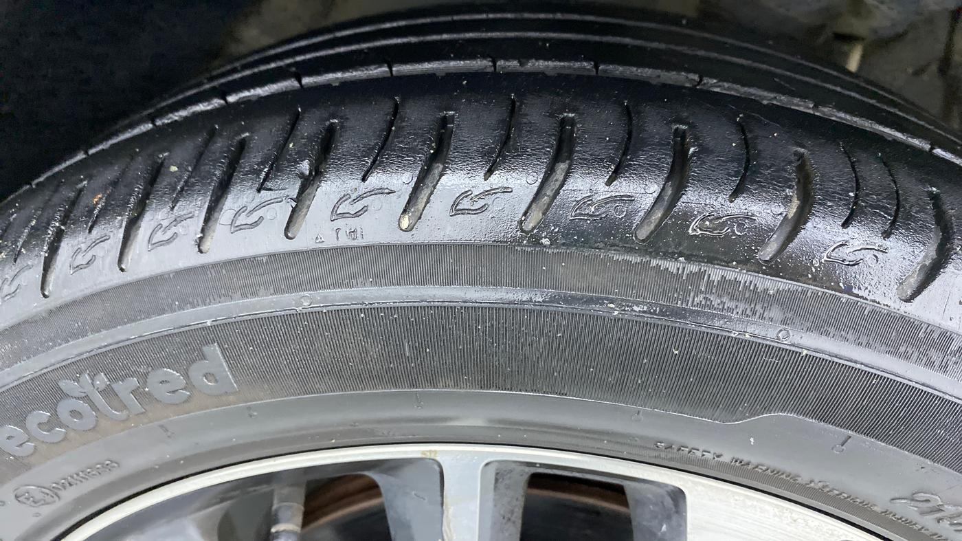2019 Mahindra XUV300 W8 (O) Dual tone Diesel, Diesel, Manual, 30,833 km, Right Front Tyre Tread