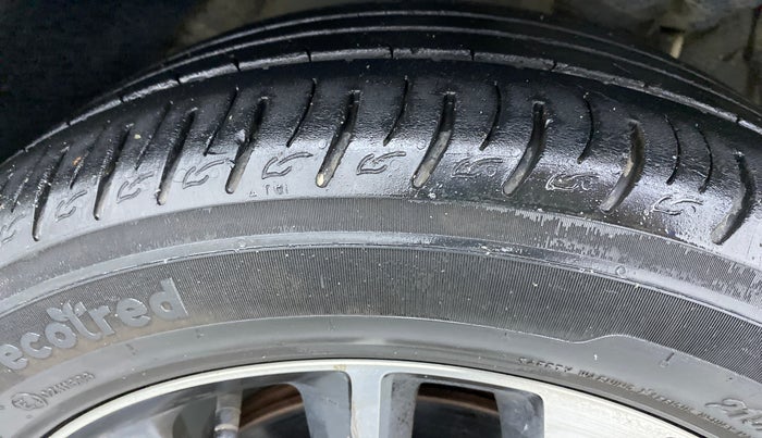2019 Mahindra XUV300 W8 (O) Dual tone Diesel, Diesel, Manual, 30,833 km, Right Front Tyre Tread