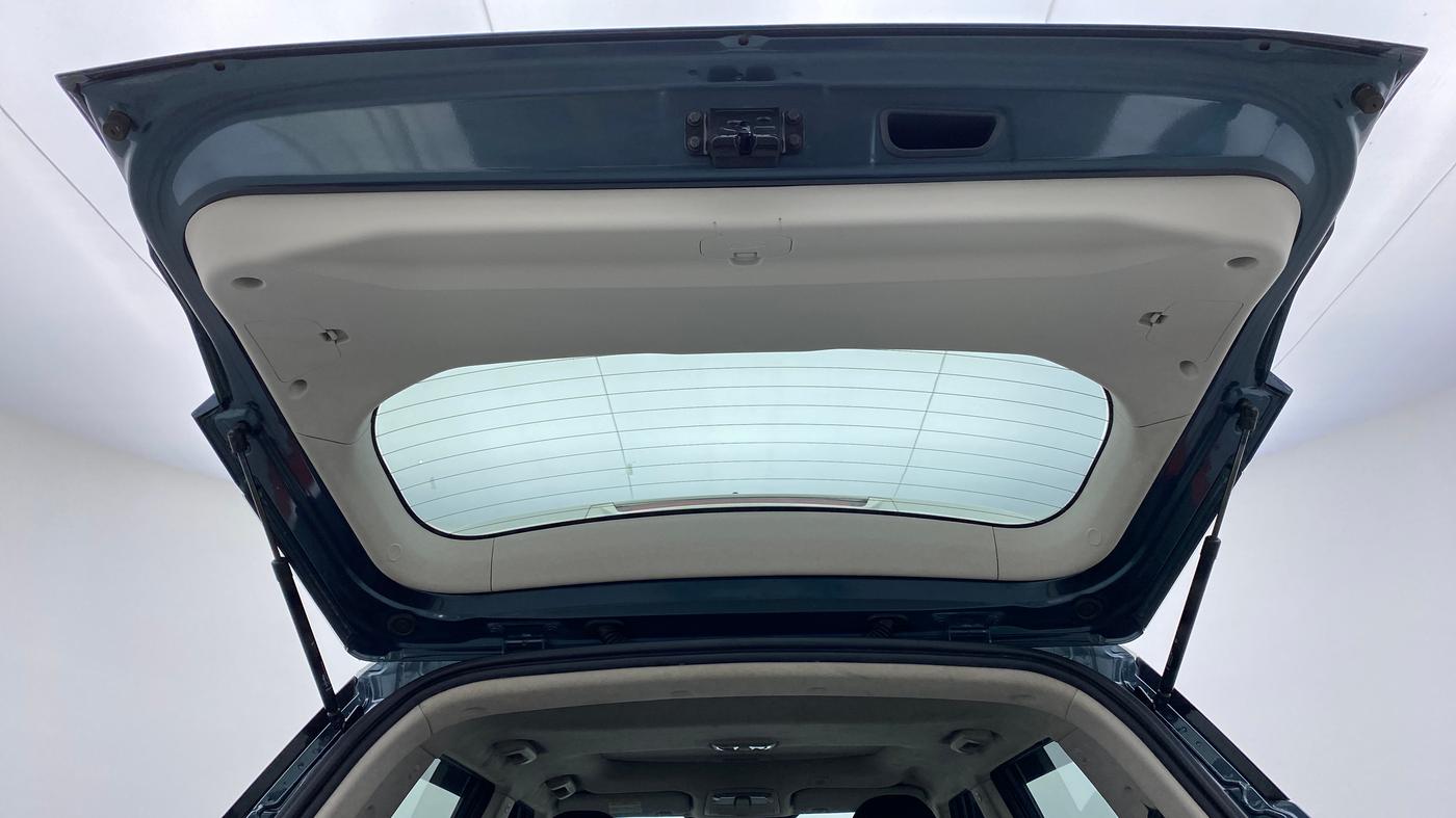 2019 Mahindra XUV300 W8 (O) Dual tone Diesel, Diesel, Manual, 30,833 km, Boot Door Open