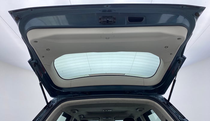 2019 Mahindra XUV300 W8 (O) Dual tone Diesel, Diesel, Manual, 30,833 km, Boot Door Open