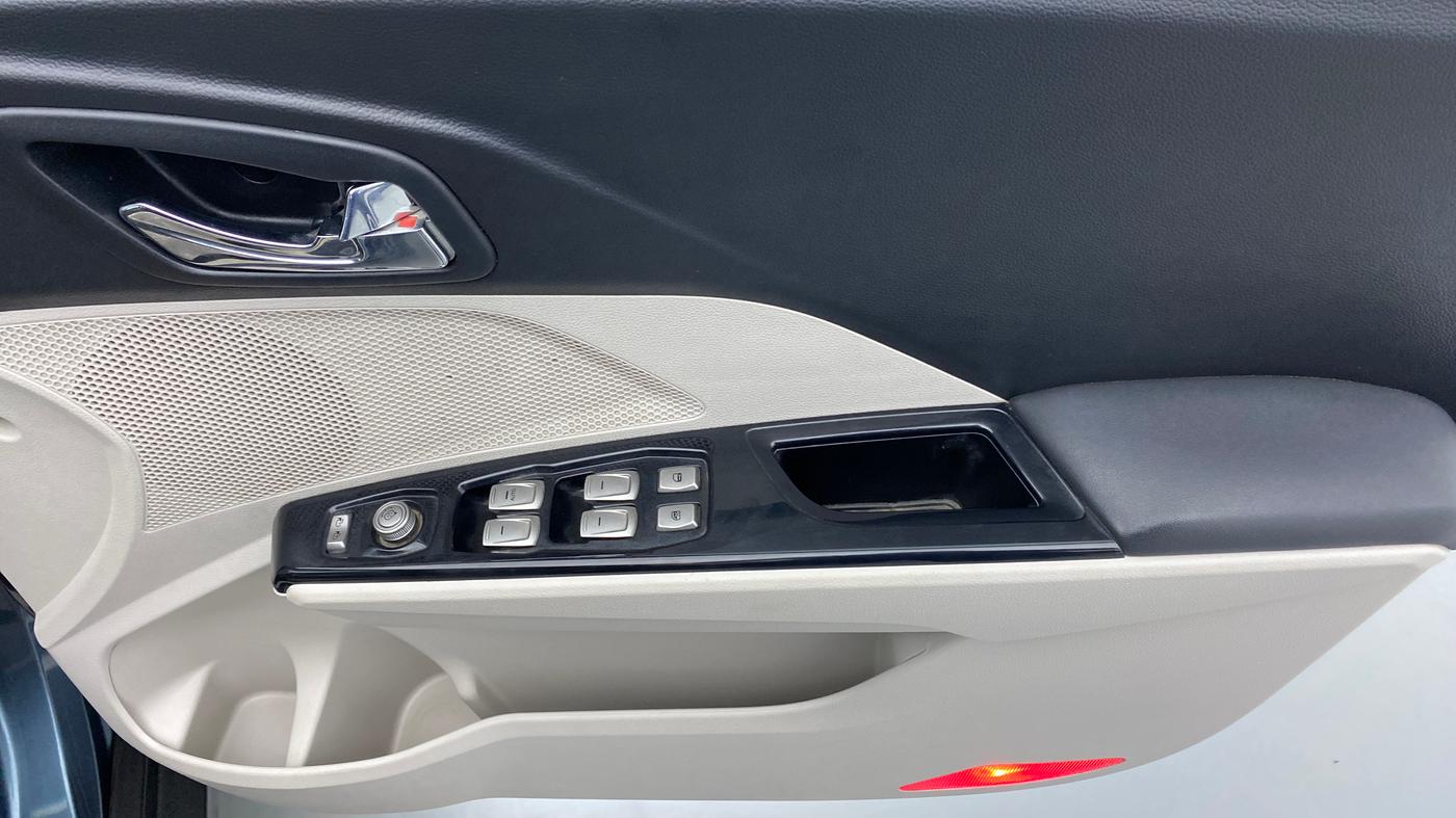 2019 Mahindra XUV300 W8 (O) Dual tone Diesel, Diesel, Manual, 30,833 km, Driver Side Door Panels Control
