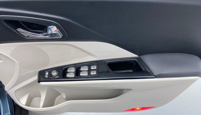 2019 Mahindra XUV300 W8 (O) Dual tone Diesel, Diesel, Manual, 30,833 km, Driver Side Door Panels Control