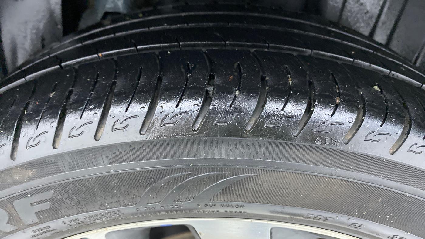 2019 Mahindra XUV300 W8 (O) Dual tone Diesel, Diesel, Manual, 30,833 km, Left Rear Tyre Tread