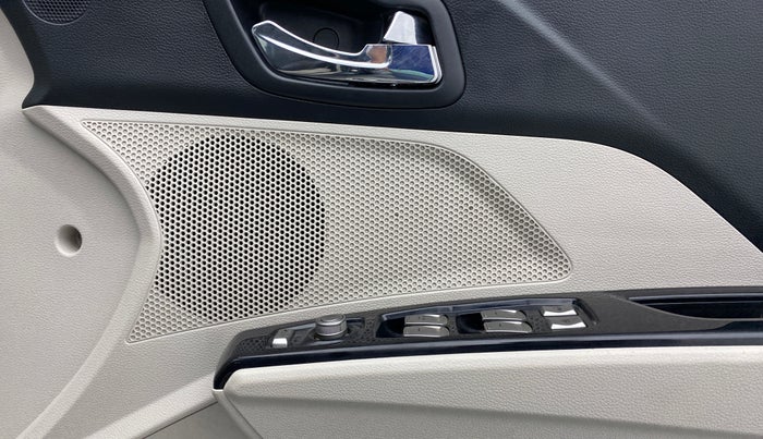 2019 Mahindra XUV300 W8 (O) Dual tone Diesel, Diesel, Manual, 30,833 km, Speaker