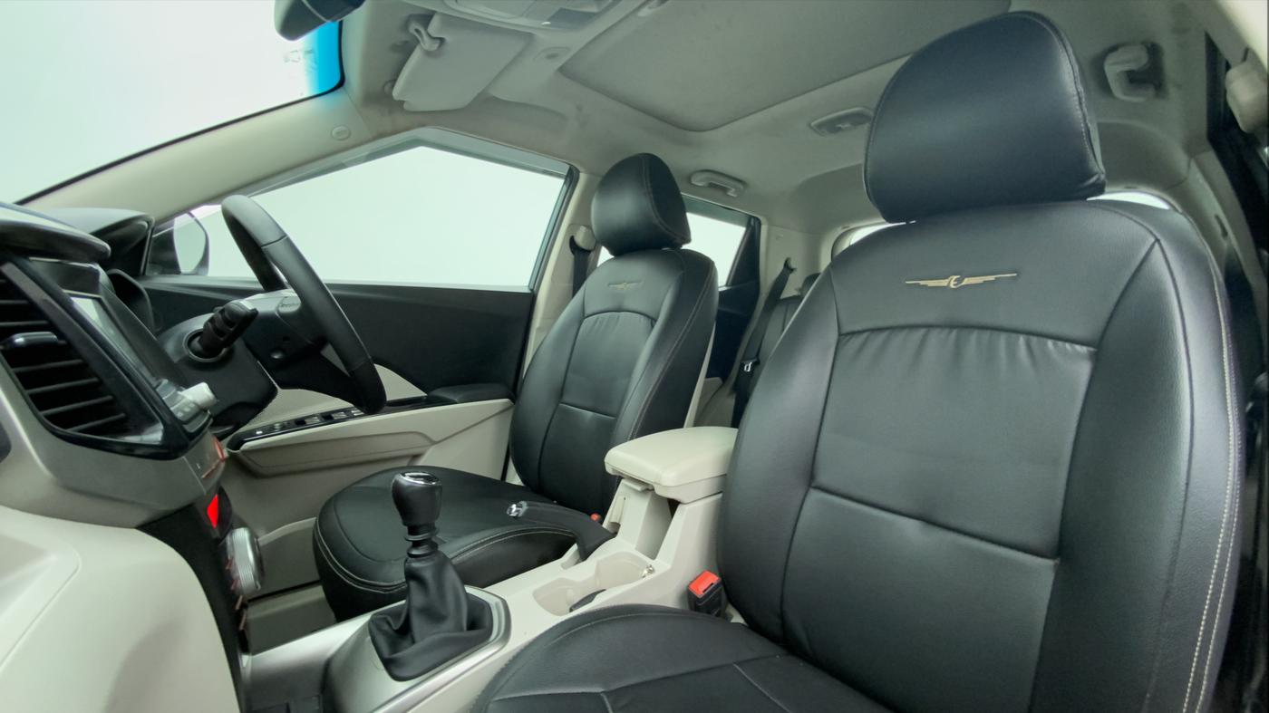 2019 Mahindra XUV300 W8 (O) Dual tone Diesel, Diesel, Manual, 30,833 km, Right Side Front Door Cabin View