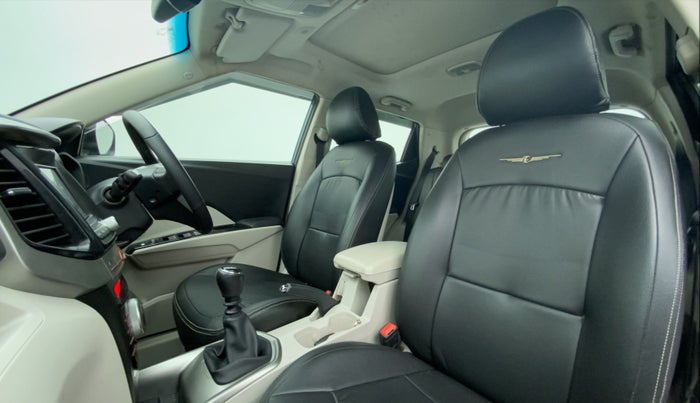 2019 Mahindra XUV300 W8 (O) Dual tone Diesel, Diesel, Manual, 30,833 km, Right Side Front Door Cabin View