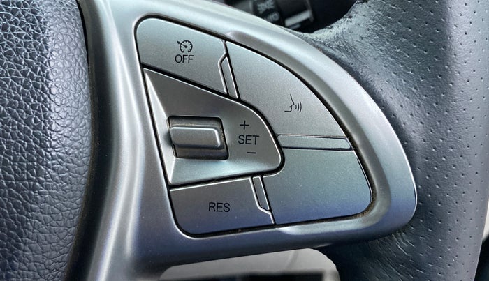 2019 Mahindra XUV300 W8 (O) Dual tone Diesel, Diesel, Manual, 30,833 km, Cruise Control