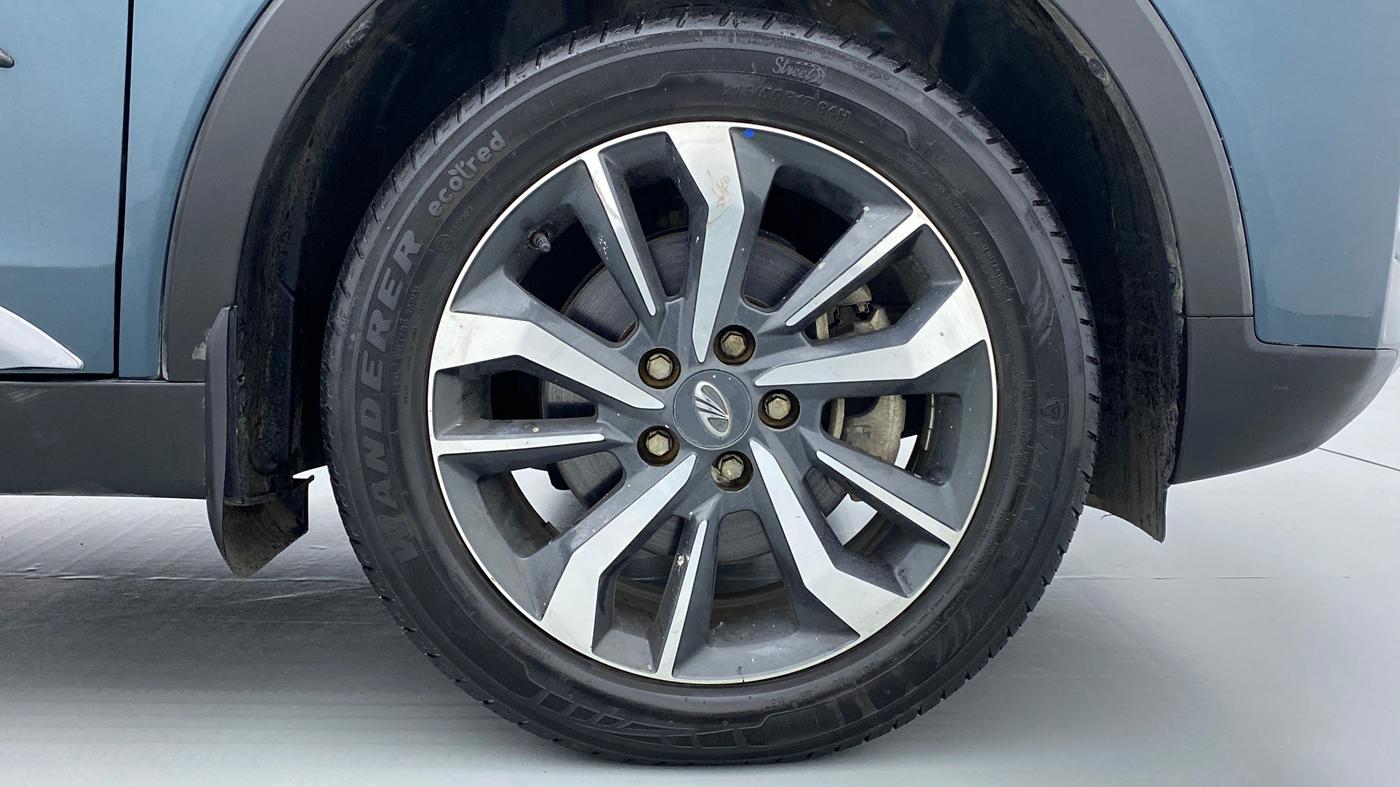 2019 Mahindra XUV300 W8 (O) Dual tone Diesel, Diesel, Manual, 30,833 km, Right Front Wheel