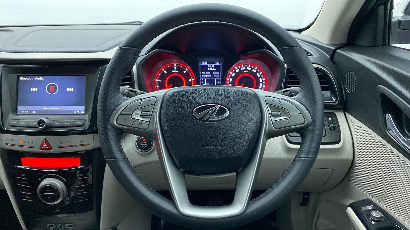 2019 Mahindra XUV300 W8 (O) Dual tone Diesel, Diesel, Manual, 30,833 km, Steering Wheel