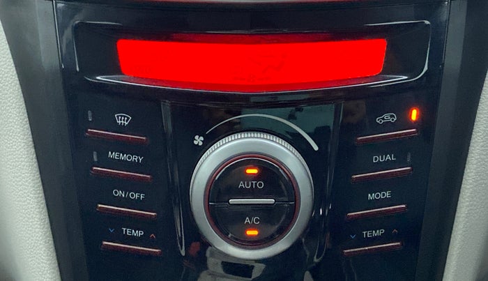 2019 Mahindra XUV300 W8 (O) Dual tone Diesel, Diesel, Manual, 30,833 km, Automatic Climate Control